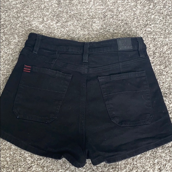 URBAN OUTFITTERS-black highwaisted short size-30 - Picture 3 of 3